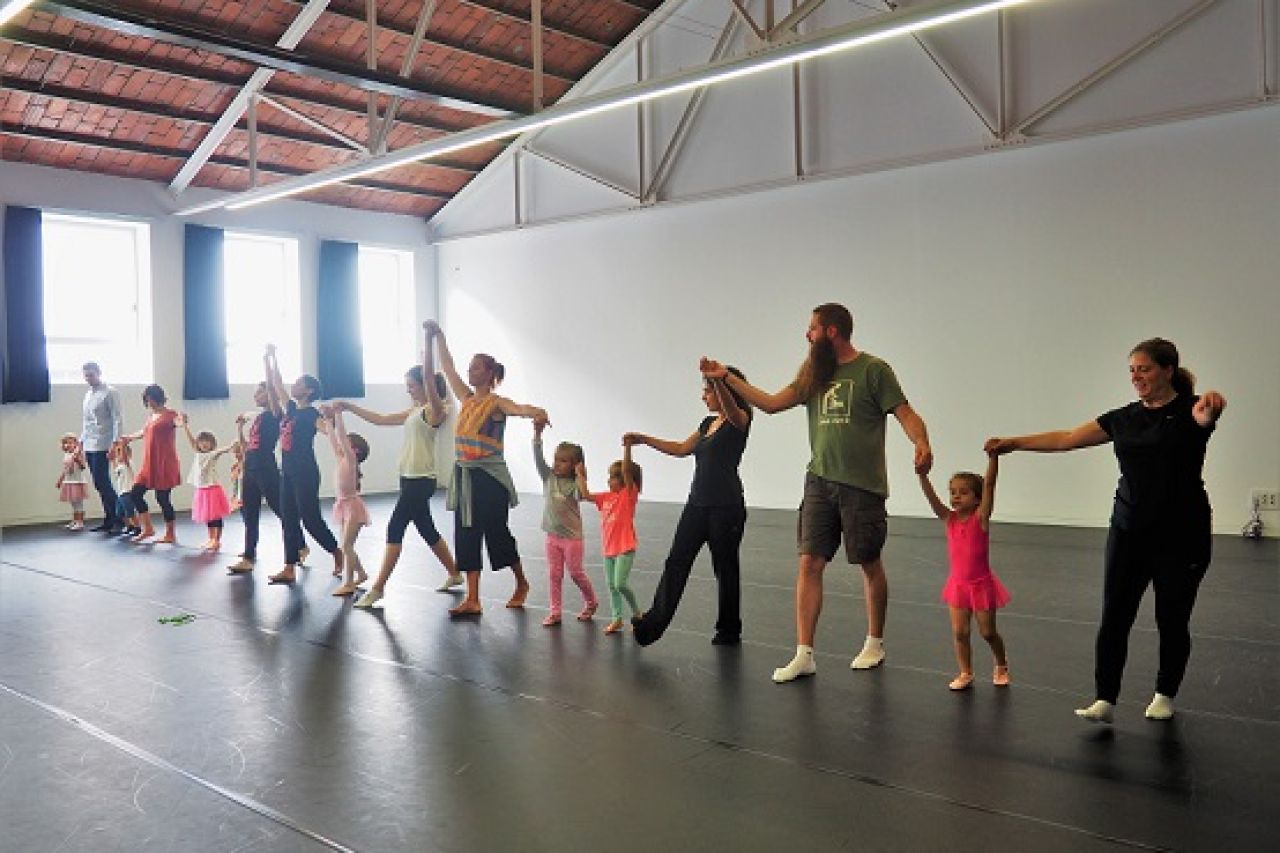Iniciació a la dansa en família Iniciació a la dansa en família
